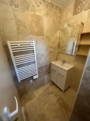 a small bathroom with a sink and a mirror at Maison de vacances en campagne in Cavaillon