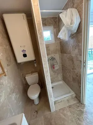a small bathroom with a toilet and a shower at Maison de vacances en campagne in Cavaillon