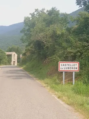 a street sign on the side of a road at La Castellane, vue imprenable sur le Luberon in Saignon