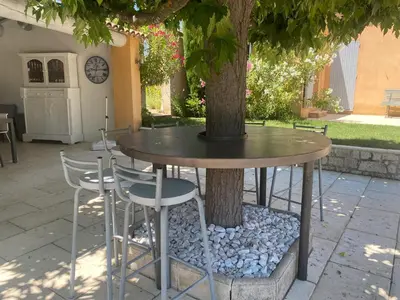 a dining room with a table and chairs and a chandelier at Villa spacieuse proche de Marseille avec jardin et piscine privée in La Tour-dʼAigues