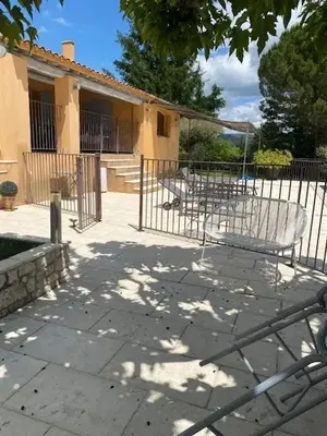 a white bath tub in a bathroom with a window at Villa spacieuse proche de Marseille avec jardin et piscine privée in La Tour-dʼAigues