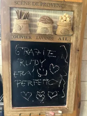 a chalk board with a sign in a store with baskets at Mazet des Cèdres au pied de la colline in Lagnes