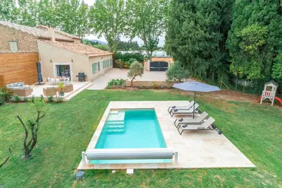 an overhead view of a swimming pool in a yard at Gîte Le Figuier des Alpilles- 6p in Eygalières