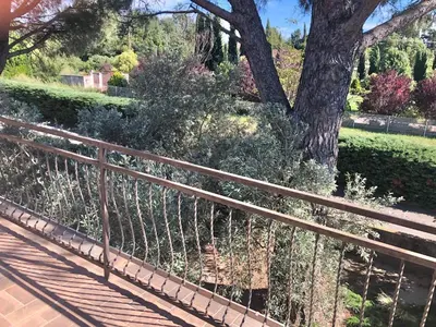 a wooden fence with a tree in the background at La Respelido studio ds maison campagne in Cabannes
