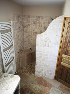 a bathroom with a shower with tiles on the wall at La Colline, villa avec piscine in Châteaurenard