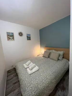 a bedroom with a bed with two white towels on it at Le cocon d Elsa in LʼIsle-sur-la-Sorgue