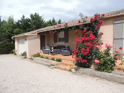 a house with roses on the side of it at Villa au calme in Eyguières