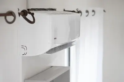 a microwave oven sitting on top of a refrigerator at Le Partage des eaux - 4 couchages - Hypercentre - Clim - Wifi in LʼIsle-sur-la-Sorgue