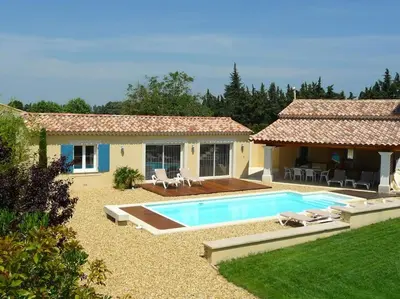 a house with a swimming pool in the yard at Gite de charme avec piscine dans le Luberon in Cavaillon