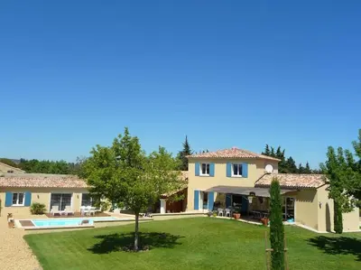 a large house with a yard and a pool at Gite de charme avec piscine dans le Luberon in Cavaillon