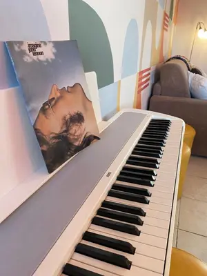 a piano with a picture on the top of it at Inspiration maison entière avec jardin in Pernes-les-Fontaines