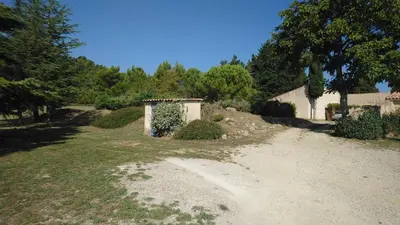 a dirt road in front of a house at Chambres d'hôtes L'Amphitryon 5 CHAMBRES in Villemus