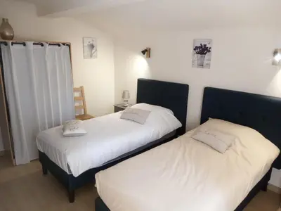 two beds in a room with white sheets at Chambres d'hôtes L'Amphitryon 5 CHAMBRES in Villemus