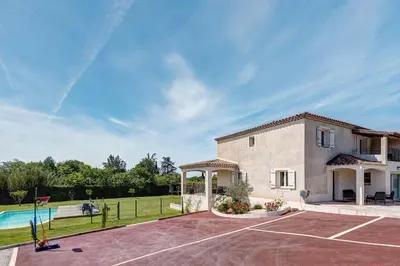 a villa with a tennis court and a pool at Les Hauts de Provence - Maison avec piscine in Aix-en-Provence