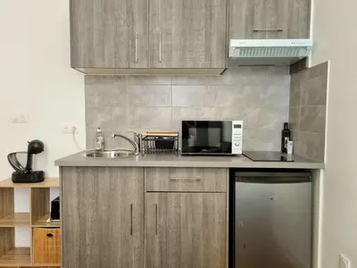a kitchen with a microwave and a sink at Studio centre historique 2 in Aix-en-Provence