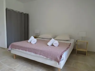 a bedroom with a bed with towels on it at Maison face au Luberon avec piscine privée - 3 Chambres in Cabrières-dʼAvignon