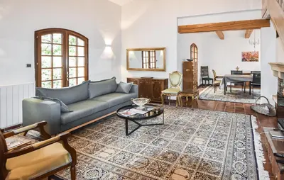 a living room with a couch and a table at Amazing Home In Beaumont-De-Pertuis in Beaumont-de-Pertuis