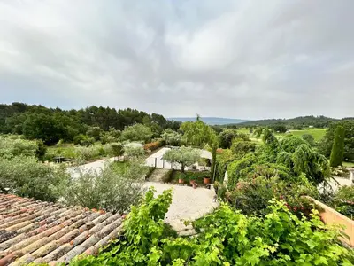an overhead view of a garden with plants at Les Cachots in Roussillon