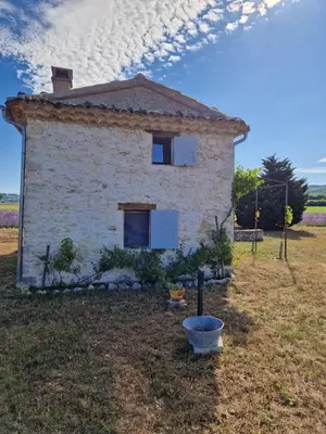 a small stone house in the middle of a field at Le grangeon des Hermas in Sault-de-Vaucluse