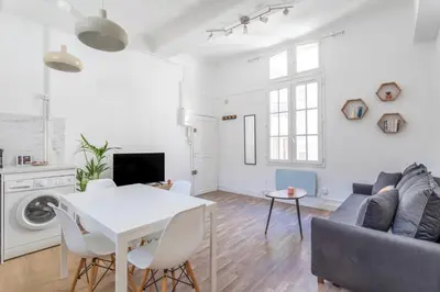 a living room with a white table and a couch at T2 lumineux plein centre à 5 min du Cours Mirabeau confort, wifi, cuisine équipée in Aix-en-Provence