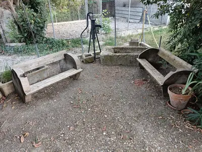 a wooden bench sitting next to a swing at Véritable maison de campagne nouvellement rénovée au pied du Lubéron in Cheval-Blanc
