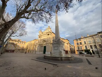 a building with a monument in the middle of a courtyard at Studio Tout confort Centre historique rue calme Climatisation in Aix-en-Provence