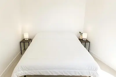 two beds in a white room with two lamps at Maison moderne jardin piscine et parking prives, près d'Aix Centre in Venelles