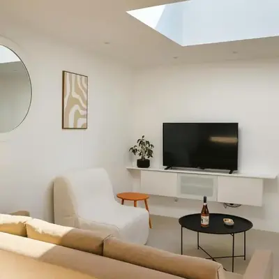 Maison moderne jardin piscine et parking prives