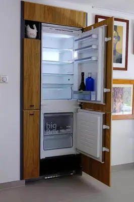 an empty refrigerator with its door open in a kitchen at Madehouse - T3 indépendant-Piscine-Centre ville Aix à pied-Stationnement gratuit dans la rue in Aix-en-Provence