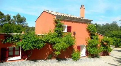 an orange house with vines growing on it at Aix en Provence charmante villa piscine cadre verdoyant 6 personnes in Aix-en-Provence