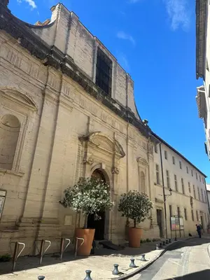 an old building with birds sitting in front of it at Bel appartement en plein cœur de Carpentras in Carpentras