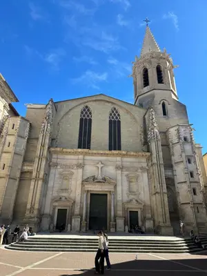 a church with people walking in front of it at Bel appartement en plein cœur de Carpentras in Carpentras