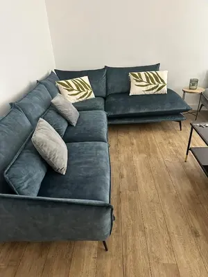 a blue couch with pillows in a living room at Bel appartement en plein cœur de Carpentras in Carpentras