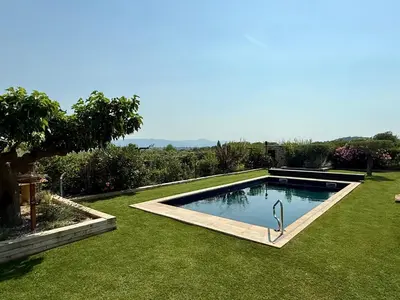 a swimming pool in the middle of a yard at Une nuit en Luberon et SPA in Puyvert