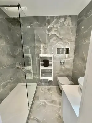 a bathroom with a shower and a toilet at Centre Historique Appartement Climatisé avec terrasse in Aix-en-Provence