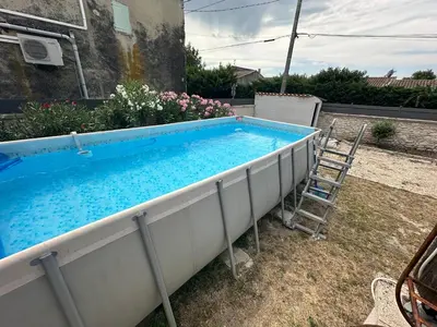 a large swimming pool in a yard with a ladder at Maison Isle sur la sorgue in LʼIsle-sur-la-Sorgue