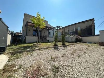 a house with a gravel yard in front of it at Maison Isle sur la sorgue in LʼIsle-sur-la-Sorgue