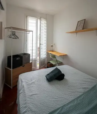 a bedroom with a bed and a desk and a window at Cosy et lumineux - hyper centre - wifi in Aix-en-Provence