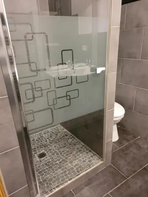 a bathroom with a shower with a sink and a toilet at Appartement cosy avec exterieur au coeur de la Provence in Monteux
