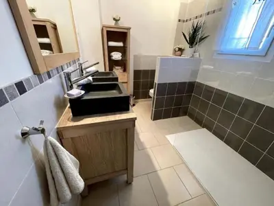 a bathroom with two sinks and a shower at Le petit paradis au cœur du Luberon in Saint-Saturnin-les-Apt