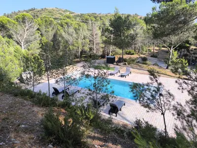 an overhead view of a swimming pool in a yard at Escapade sous les pins 20m2 in Aurons