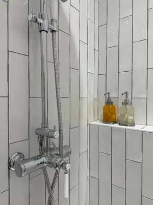 a shower with a hose in a bathroom at Studio centre ville la Toscane in LʼIsle-sur-la-Sorgue