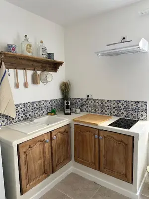 a kitchen with a sink and a stove at Studio centre ville la Toscane in LʼIsle-sur-la-Sorgue