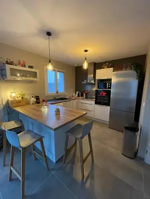 a kitchen with a large blue island in a kitchen at Chaleureuse maison in Cavaillon