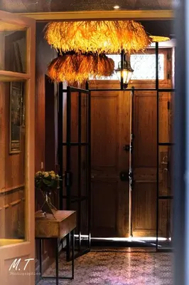 an entrance to a room with an open door at La Maison Clémenceau in Salon-de-Provence