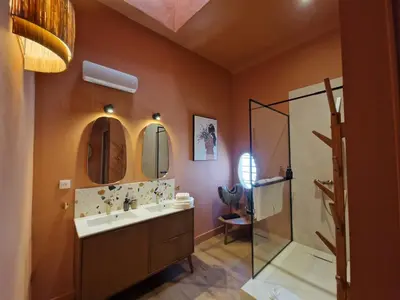 a bathroom with two sinks and a shower at La Maison Clémenceau in Salon-de-Provence