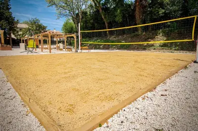 a volley ball court with a net and a playground at Appartement charmant près du centre d'Avignon, 60m², piscine in Avignon