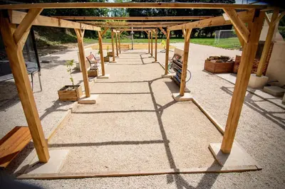 a wooden pergola with plants in a yard at Appartement charmant près du centre d'Avignon, 60m², piscine in Avignon