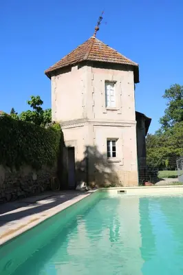 a building with a swimming pool in front of a building at Mas Provencal Monteux 84170 in Althen-des-Paluds