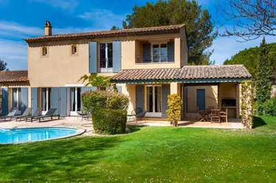 an exterior view of a house with a pool at Villa-Provence-Pont-Royal in Mallemort